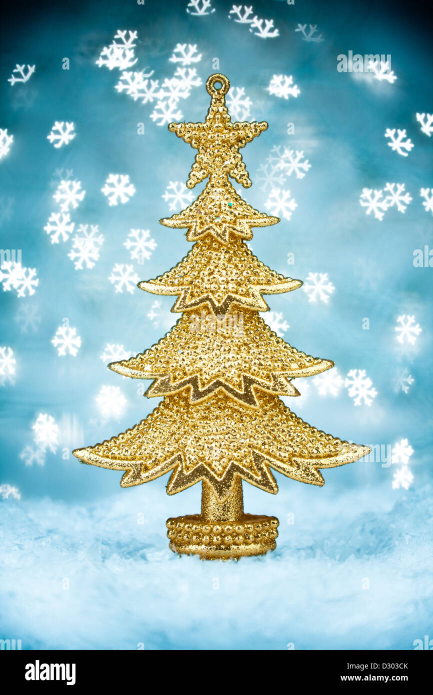 Gold Weihnachtsbaum auf dem blauen Hintergrund Stockfoto