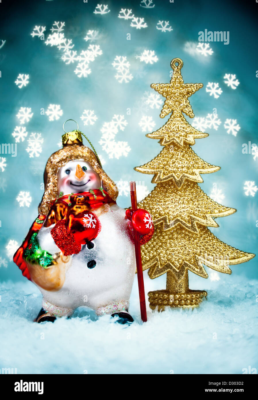 Schneemann und ein Fell-Weihnachtsbaum mit blauem Hintergrund Urlaub. Stockfoto