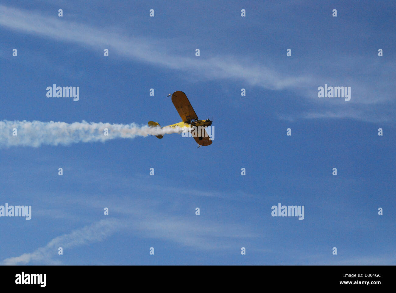 Gelbe Flugzeug am Himmel in Southport Airshow Stockfoto