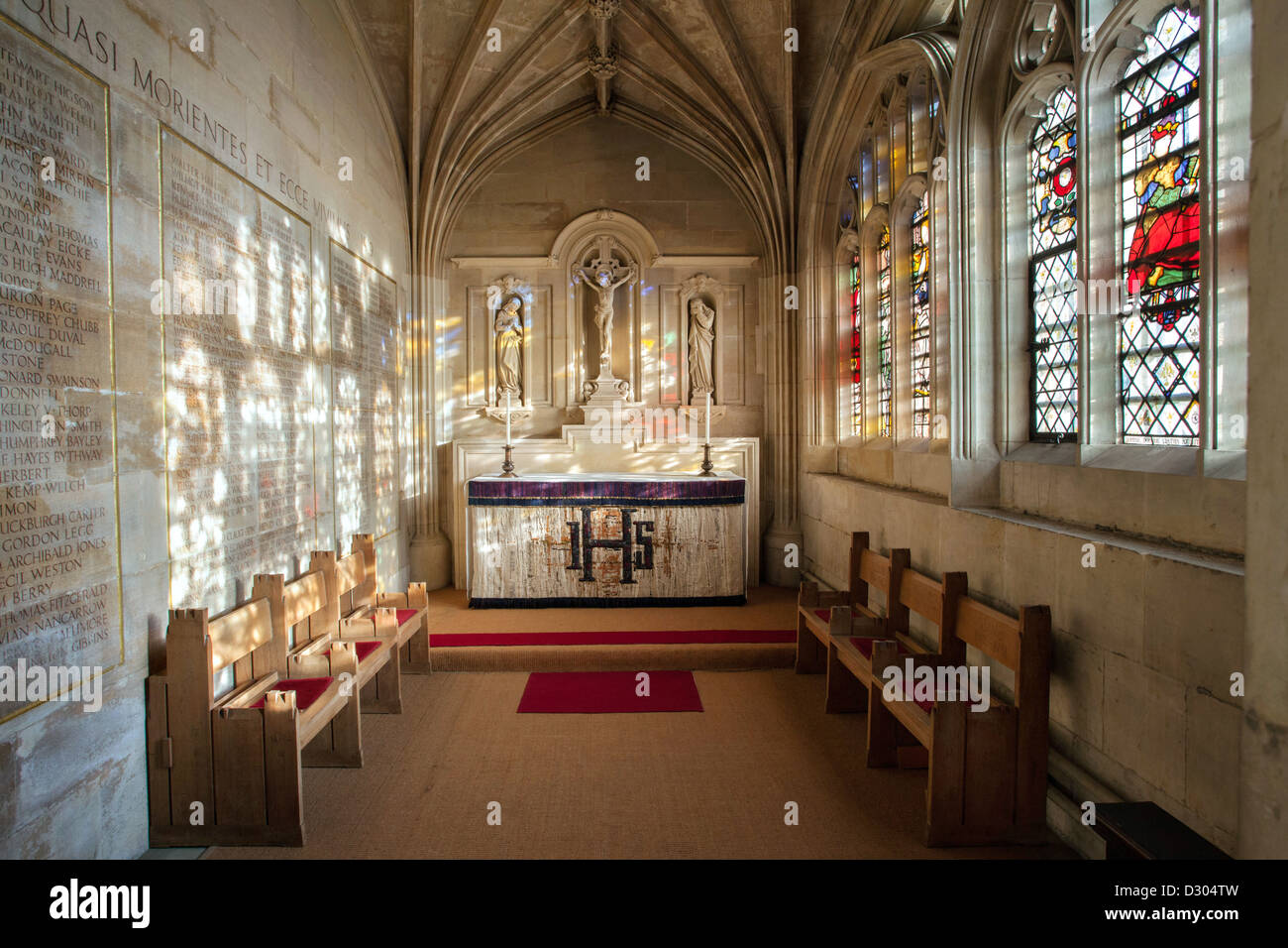 Gedenkkapelle Kings College Chapel, Cambridge University, Licht Überschwemmungen in durch die Glasfenster. Stockfoto