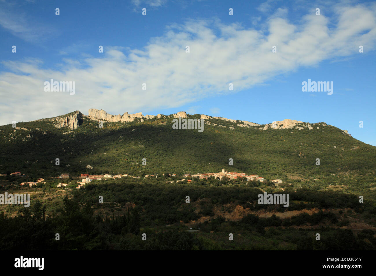 Peyrepertuse eines der Katharer-Burgen in den Pyrenäen an der Grenze von Frankreich und Spanien. Stockfoto