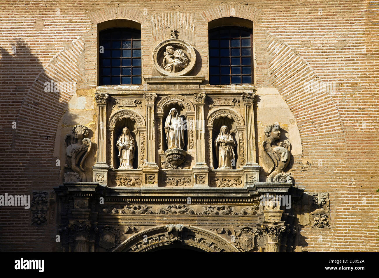 Detail aus der Fassade der Kirche von Santa Ana Y San Gil in Granada, Andalusien, Spanien Stockfoto