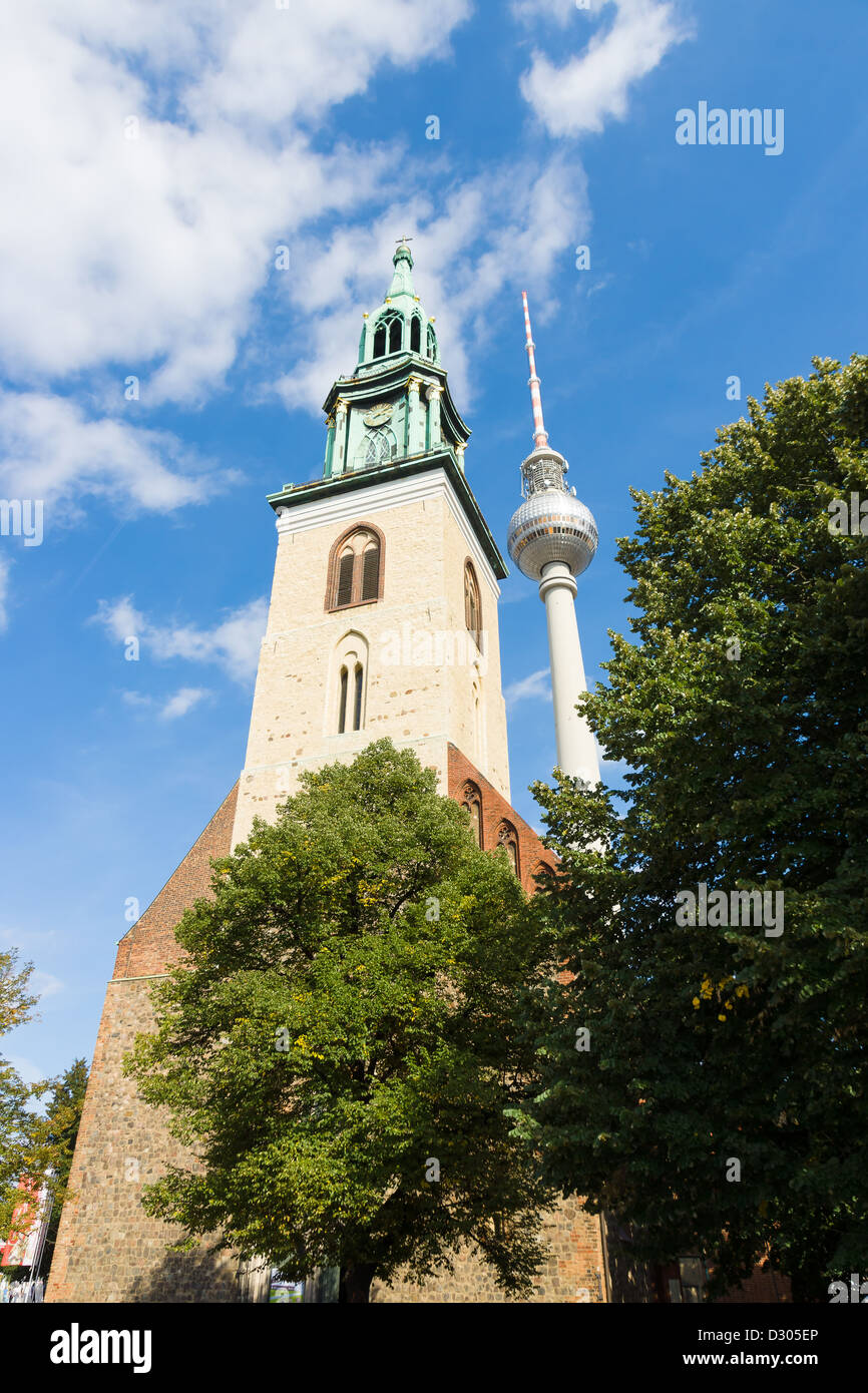 Fernsehturm Berlin mit der Marienkirche im Vordergrund Stockfoto