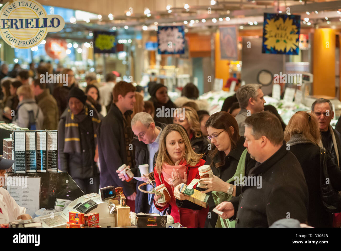 Shopper im Grand Central Market im Grand Central Terminal in New York Stockfoto