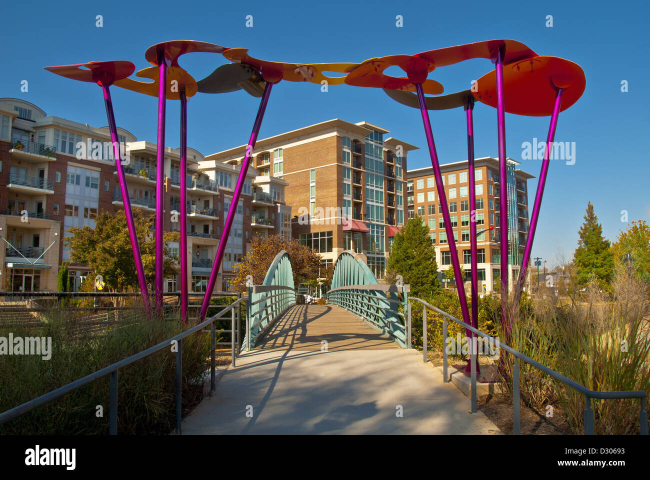Paradigma Pathway Skulptur auf Reedy River Fußgängerbrücke im Downtown RiverPlace in Greenville, South Carolina, USA Stockfoto