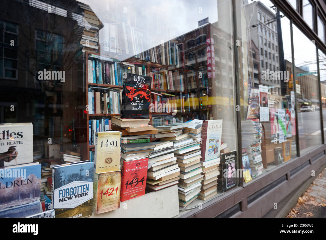 Bücher in das Schaufenster eines Ladens gebrauchtes Buch Vancouver BC Kanada Stockfoto