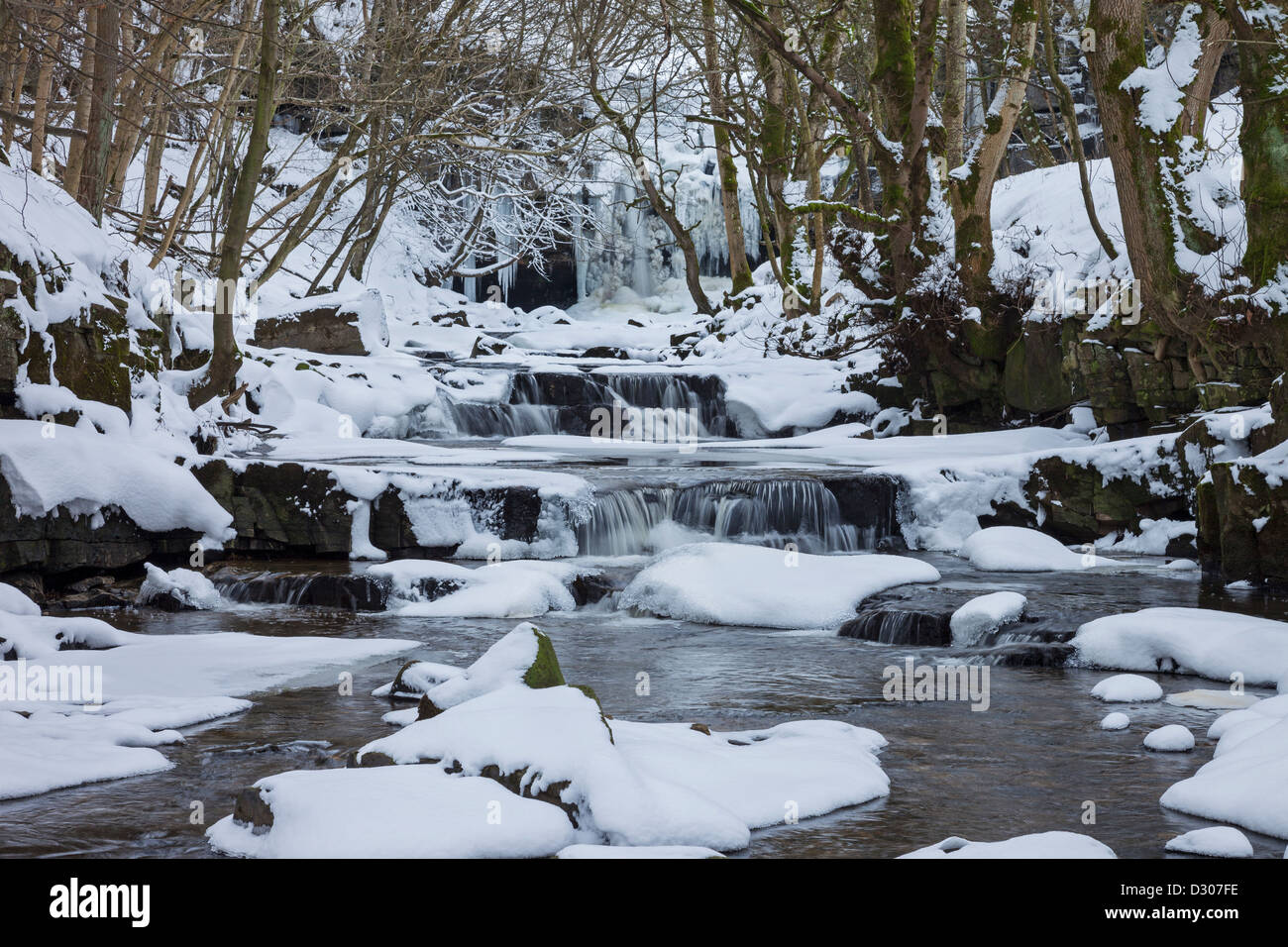 Bowlees Beck mit dem Wasserfall vor Gibson es Höhle (Summerhill Force) Frozen, Bowlees, obere Teesdale County Durham UK Stockfoto