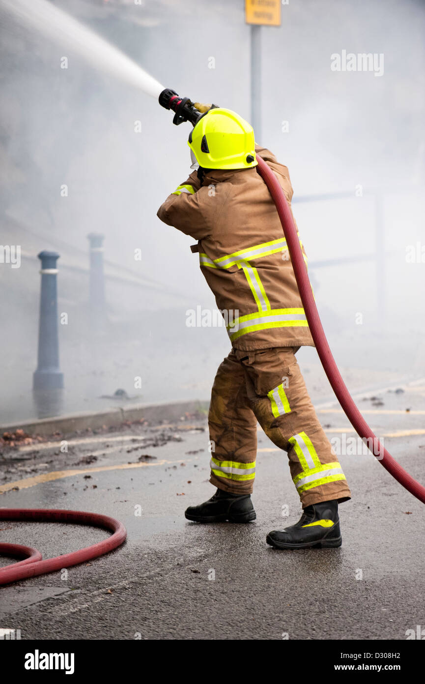 Feuerwehrmann befasst sich eine Flamme in England, UK Stockfoto