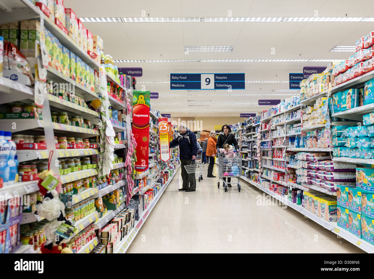 Shopper in einem Tesco Supermarkt, UK Stockfoto