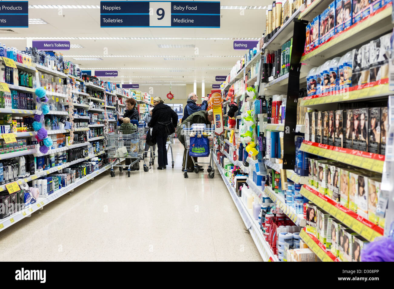 Supermarkt-Gang und Regale - Shopper in einem Tesco-Supermarkt Stockfoto