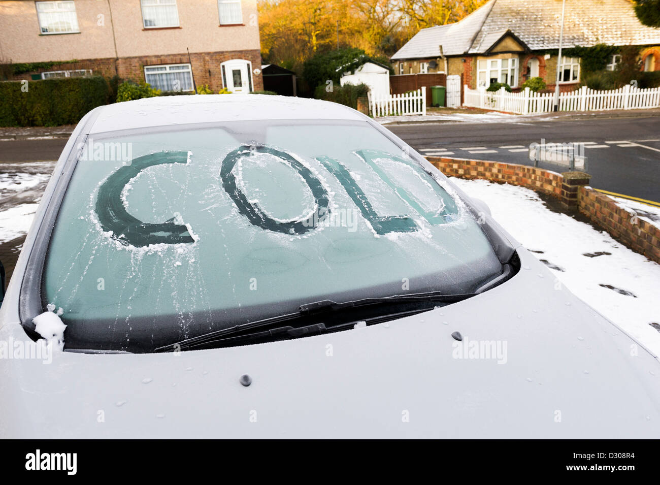 Wort, das "Kalte" in einem Eis abgeschabt bedeckt Windschutzscheibe eines Autos am Morgen, UK Stockfoto