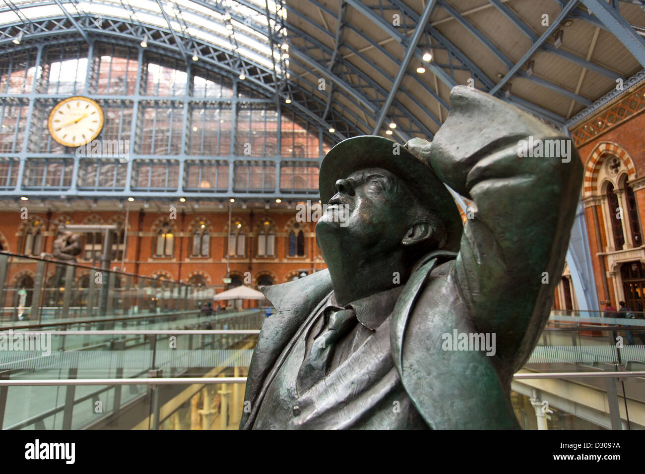 Bahnhof St. Bauchspeicheldrüse International in London. Die Skulptur eines Reisenden Gentleman. Stockfoto