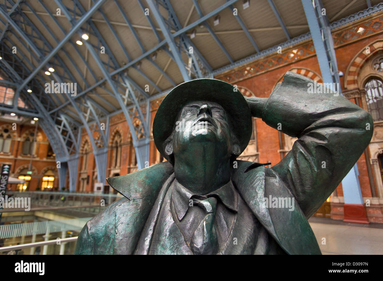 Bahnhof St. Bauchspeicheldrüse International in London. Die Skulptur eines Reisenden Gentleman. Stockfoto