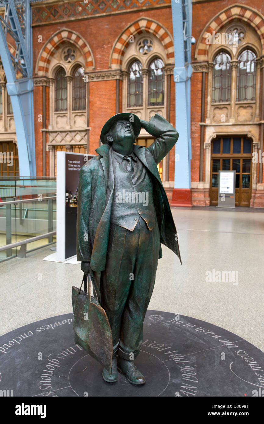 Bahnhof St. Bauchspeicheldrüse International in London. Die Skulptur eines Reisenden Gentleman. Stockfoto