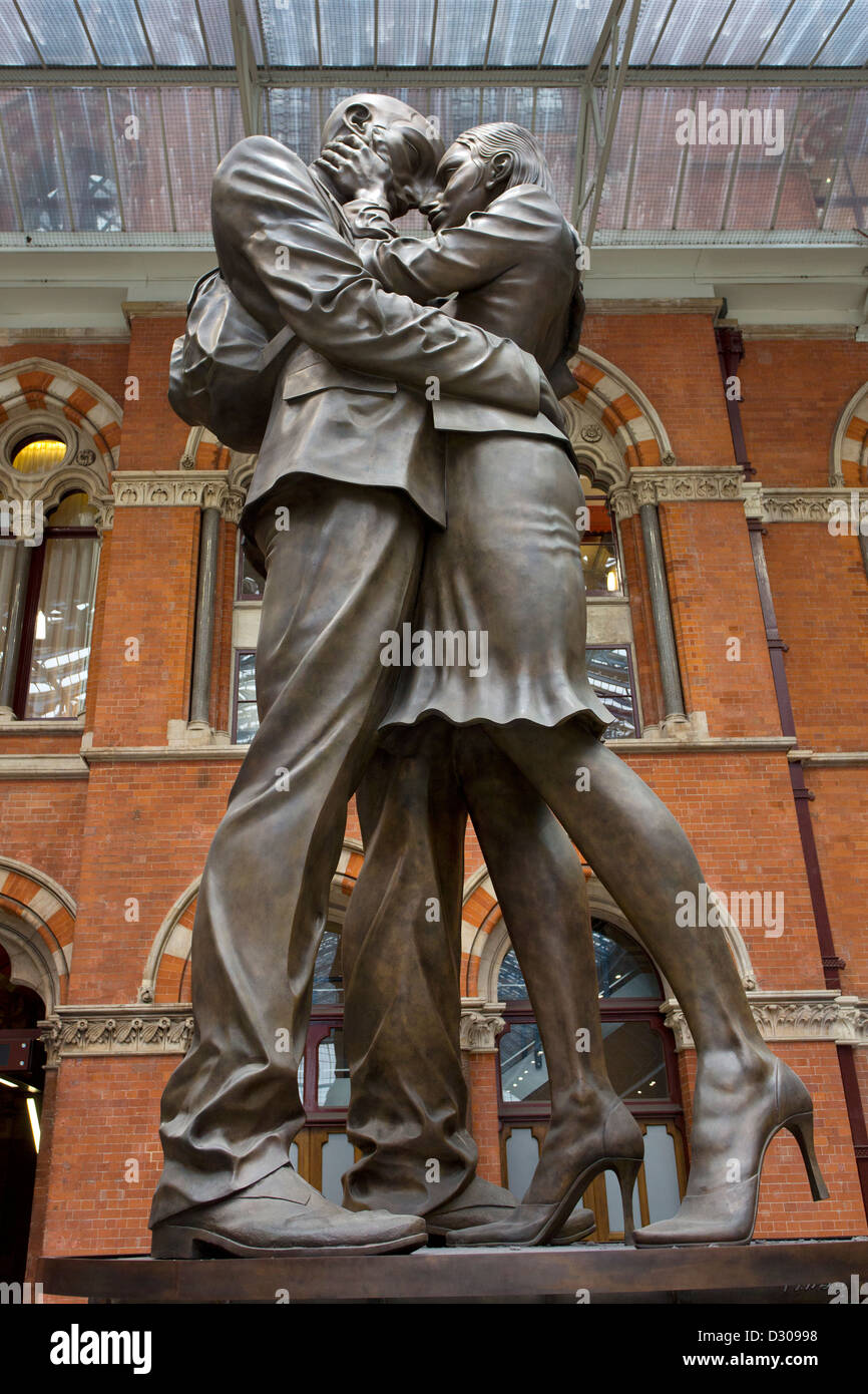 Die Statuen eines küssenden Paares unter die Uhr am Bahnhof St. Bauchspeicheldrüse International in London. Stockfoto