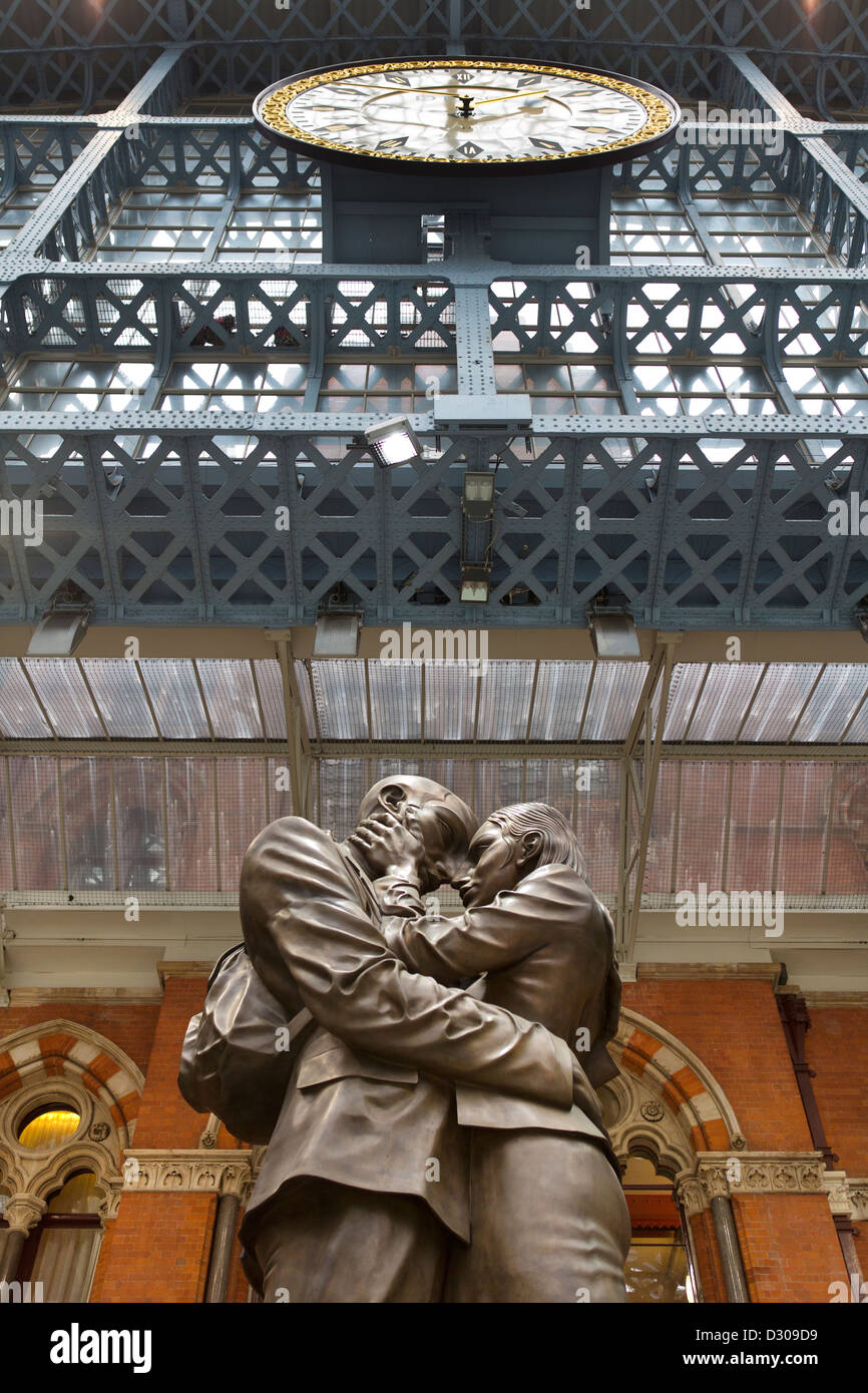 Die Statuen eines küssenden Paares unter die Uhr am Bahnhof St. Bauchspeicheldrüse International in London. Stockfoto