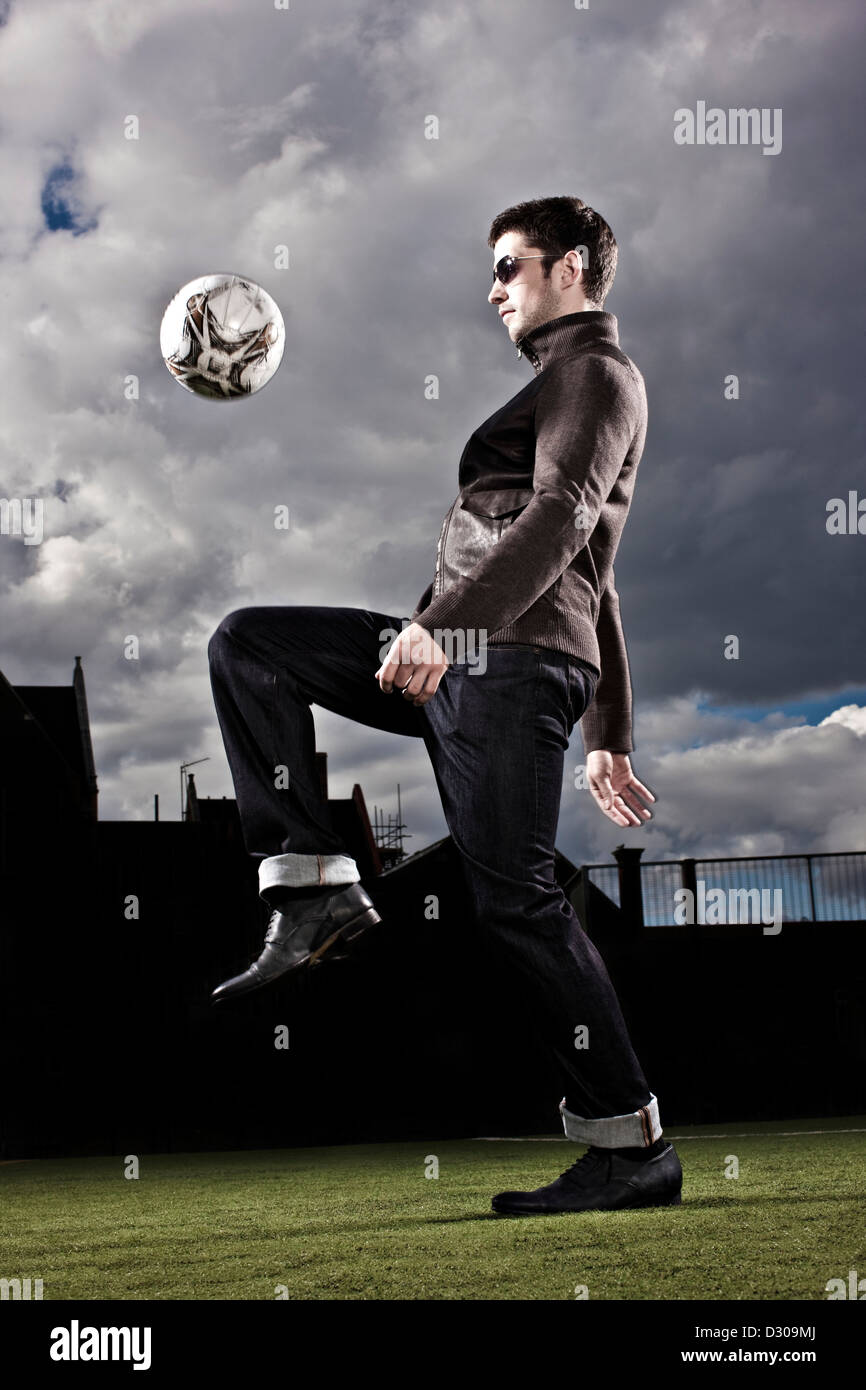 Fußballer, die springenden Ball aus seinem Knie Stockfoto