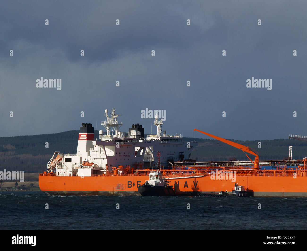 Tanker Liegeplatz Operations bei Nigg Oil Terminal im Cromarty Firth im Norden Schottlands. Stockfoto