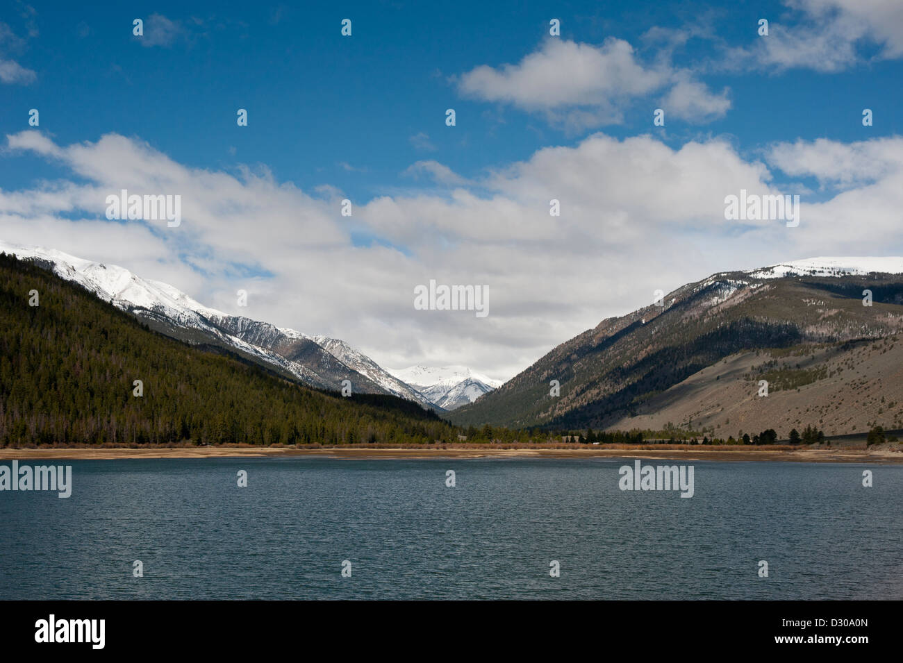 Ein hohen Berg Stausee erwartet das Abschmelzen des Rekord Schnee auf den Gipfeln im Hintergrund gezeigt. Stockfoto