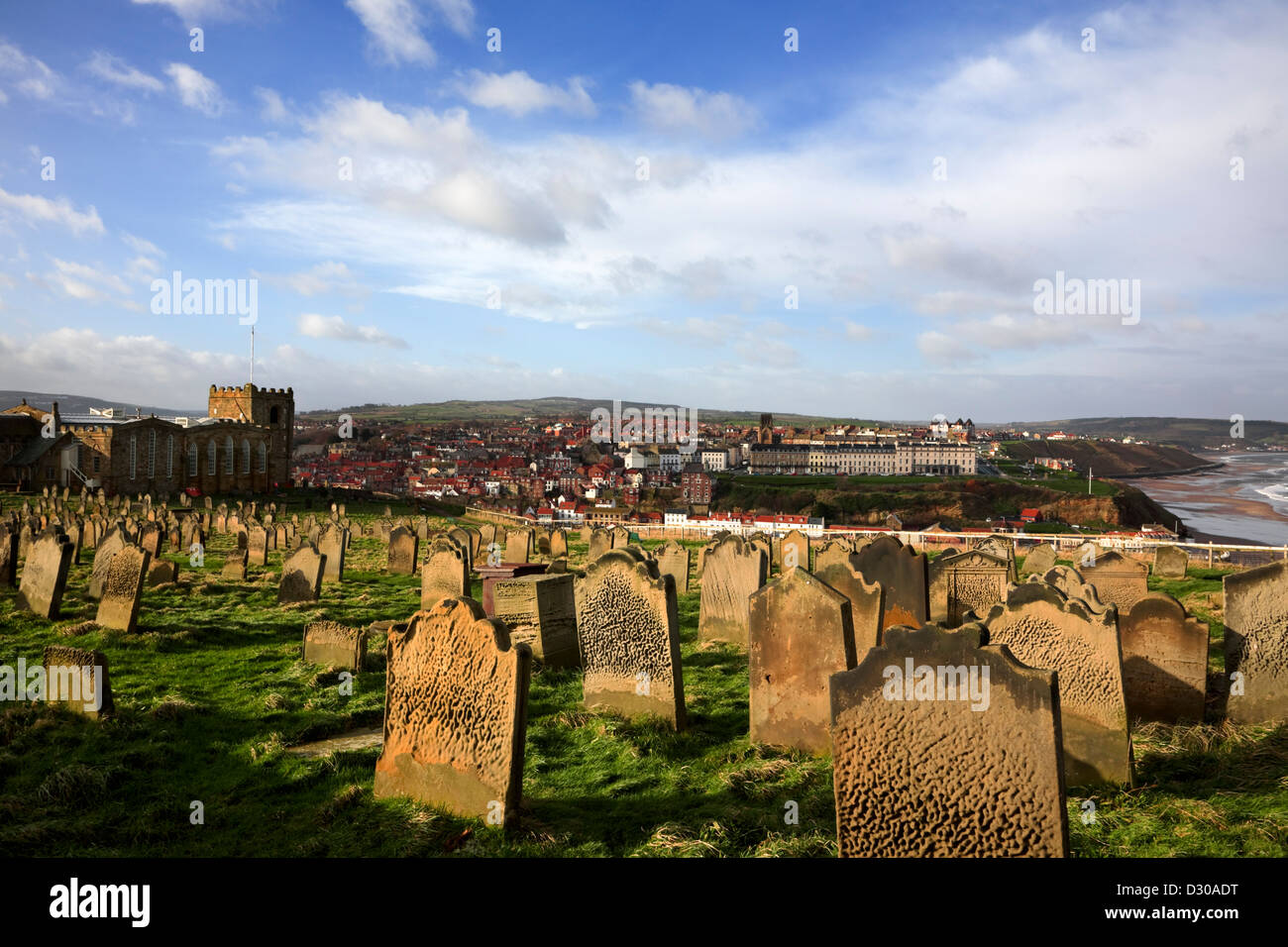 Friedhof und Pfarrkirche Kirche St Mary, Whitby, North Yorkshire. Stockfoto
