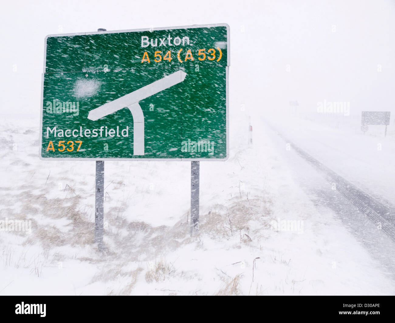 A537 Cat and Fiddle Straße zwischen Buxton und Macclesfield, UK. 5. Februar 2013. Starker Schneefall und starkem Wind bringen die A537 schwierige Fahrbedingungen. Stockfoto