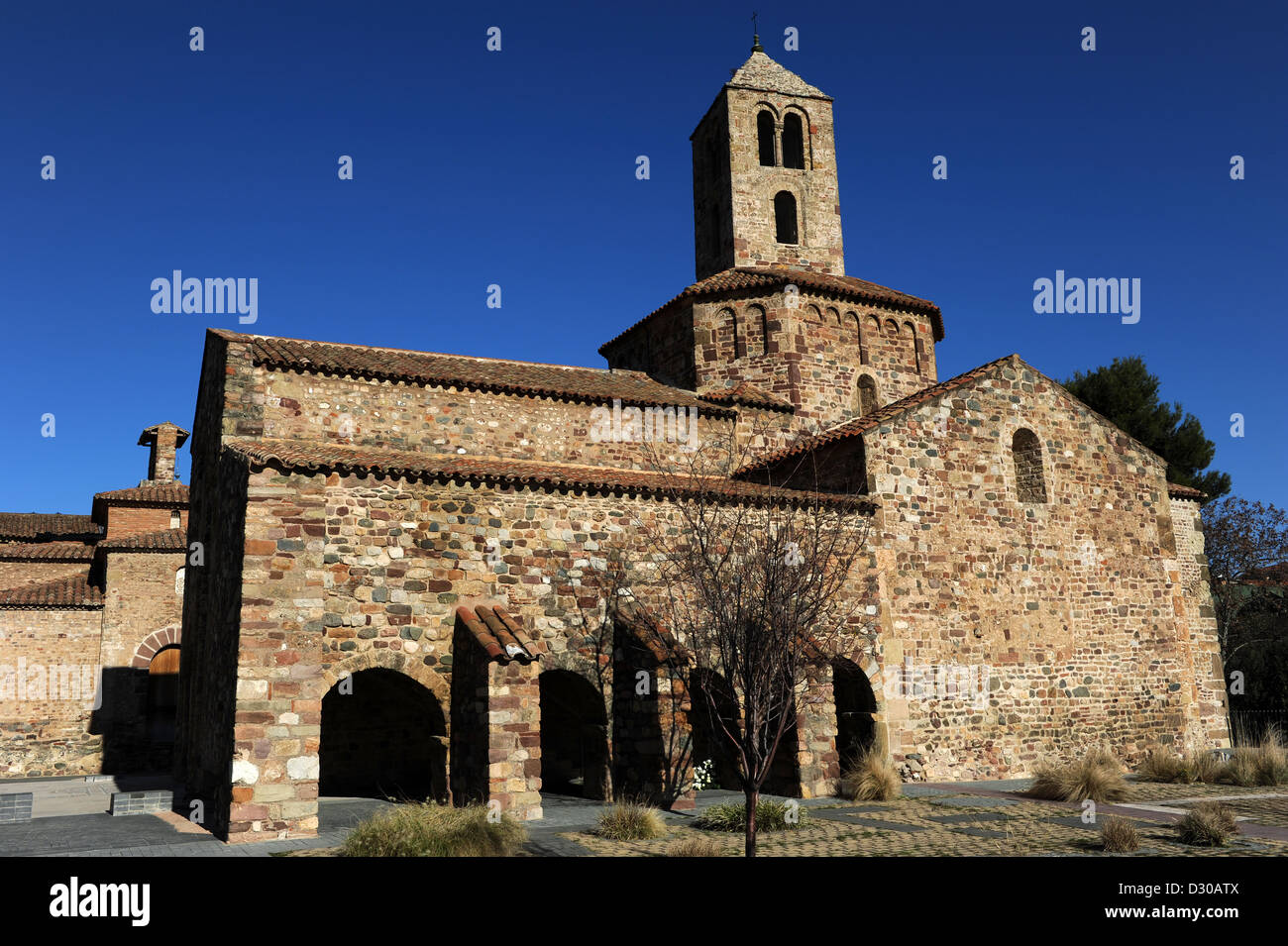 Romanische Kunst. Spanien. 12. Jahrhundert. Kirche der Hl. Maria. Von außen. Tarrasa. Katalonien. Stockfoto