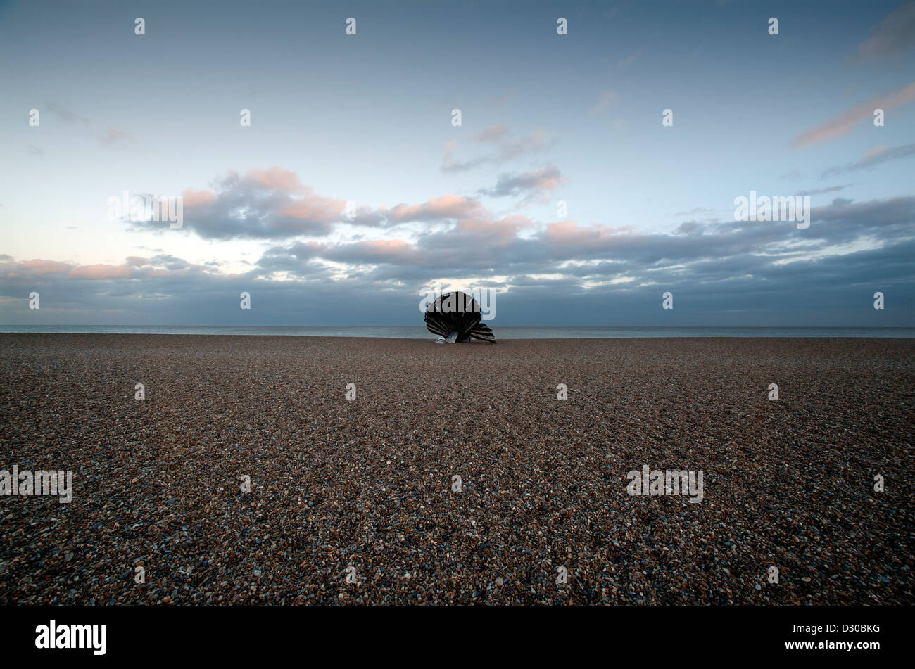 Aldeburgh, Suffolk, England, UK. 02.04.2013 die Jakobsmuschel, eine Skulptur, Benjamin Britten von der Künstlerin Maggie Hambling zu feiern. Stockfoto