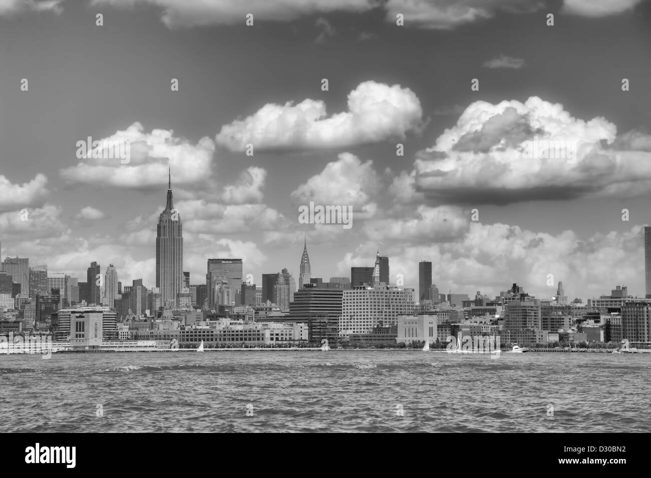 Skyline von New York City und den Fluss in schwarz / weiß Stockfoto