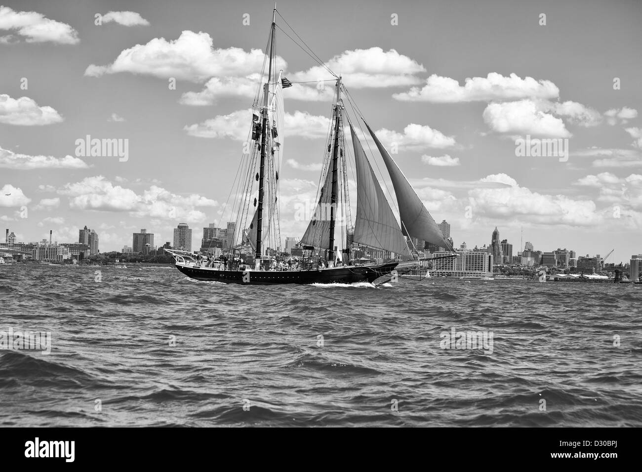 Sloop In Lower New York Bay, New York City in schwarz / weiß Stockfoto