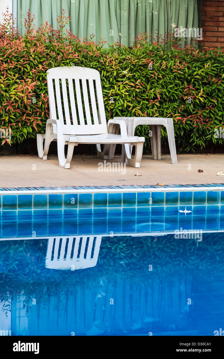 Weißer Stuhl am Pool des Resorts Stockfoto