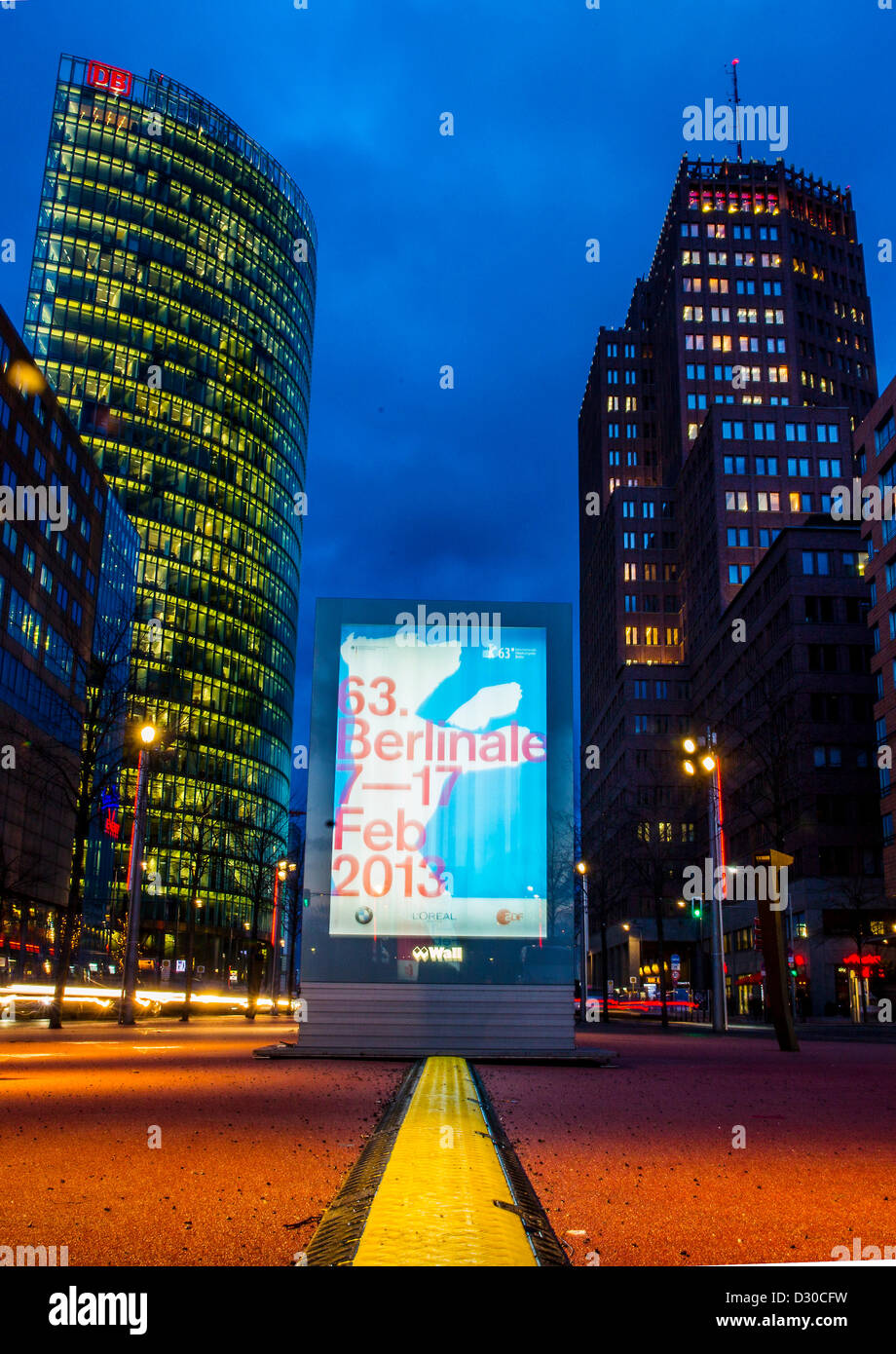 Ein Plakat wirbt für die 63. Berlinale am Potsdamer Platz in Berlin, Deutschland, 5. Februar 2013. Berlinale Filmfestival 2013 findet vom 07. bis zum 17. Februar dieses Jahres. Foto: HANNIBAL Stockfoto