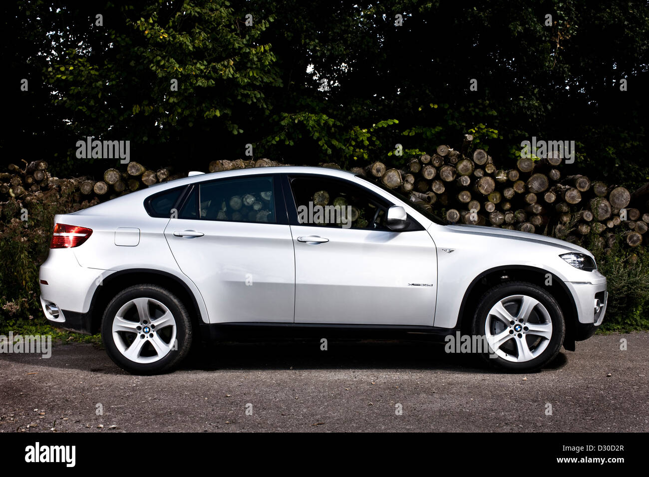 Silbernen BMW X6 meldet ich am Straßenrand mit Schnitt Stockfoto
