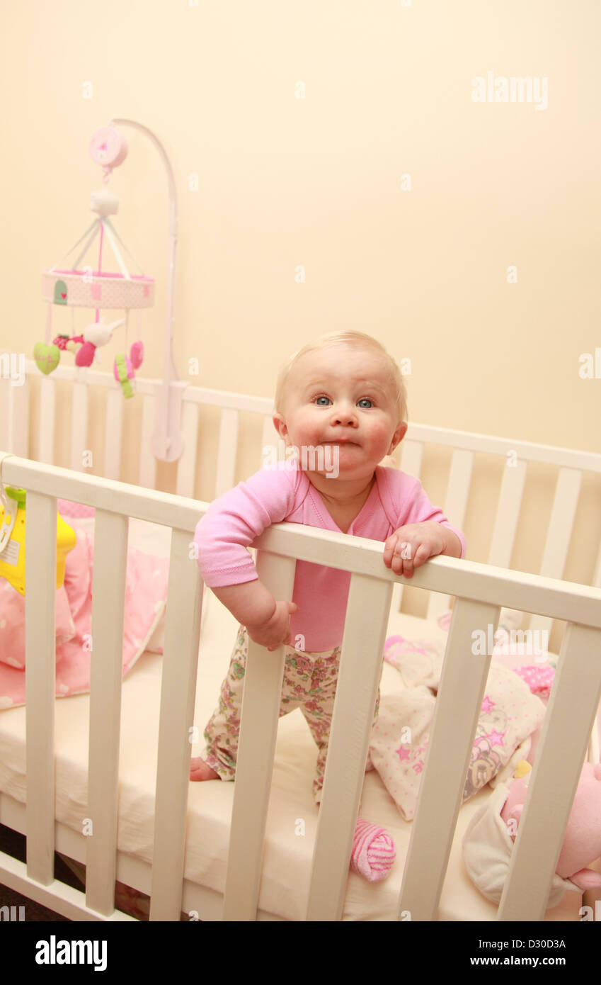 Babymädchen im Kinderbett nicht schlafen wegen Zahnen Stockfoto