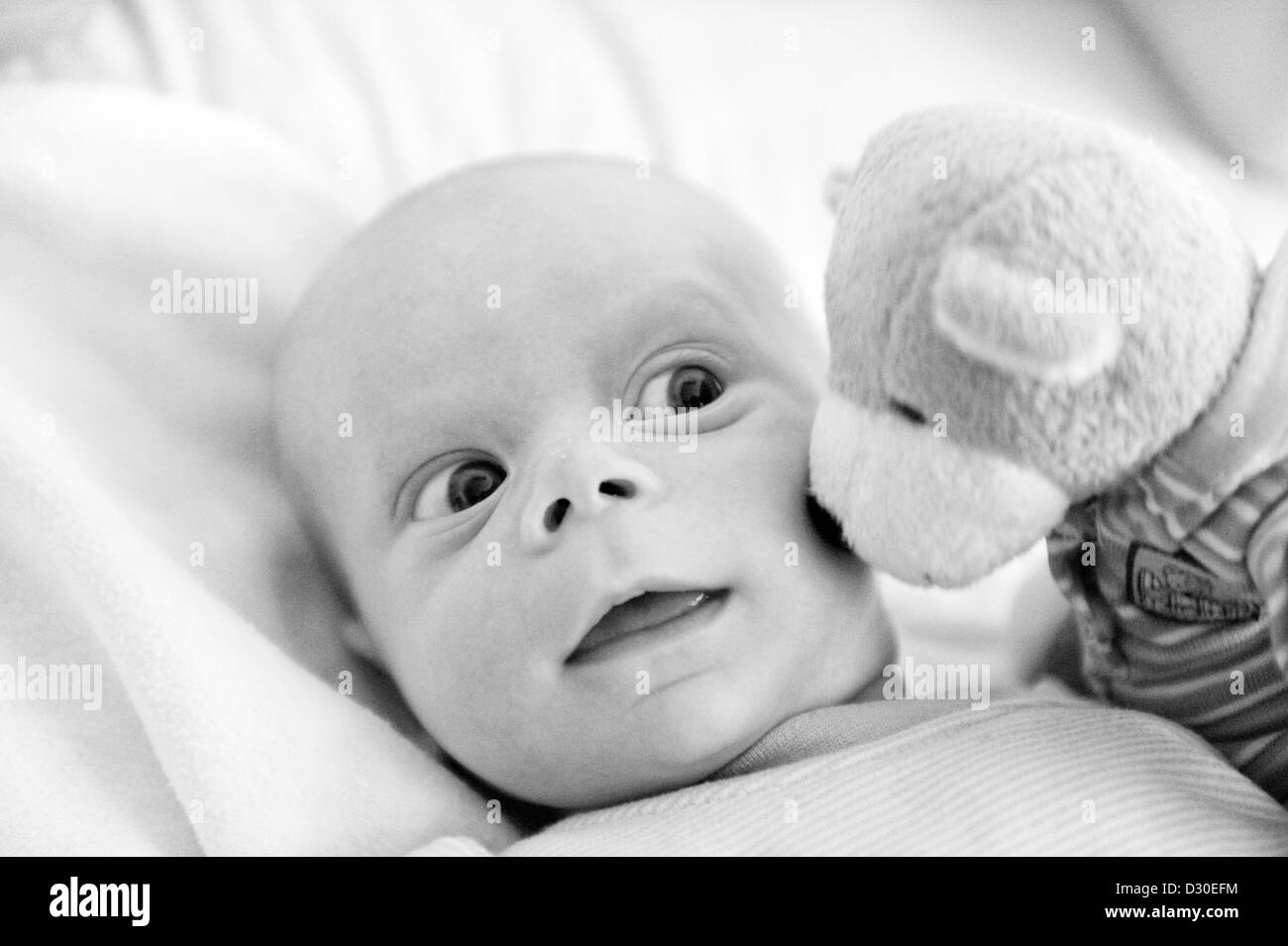 Ein zwei Monate altes Baby sieht am 28.03.2010 in Karlsruhe (Baden-Württemberg), Augen zu öffnen. Foto: Uli Deck / Dpa Stockfoto