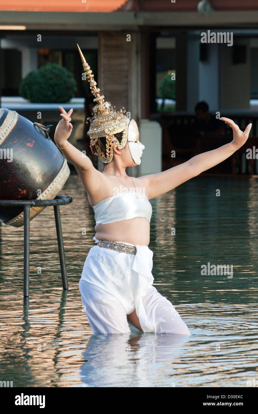 Weibliche Darstellerin in der Feuertanz Show im Marriott Hotel Phuket Stockfoto