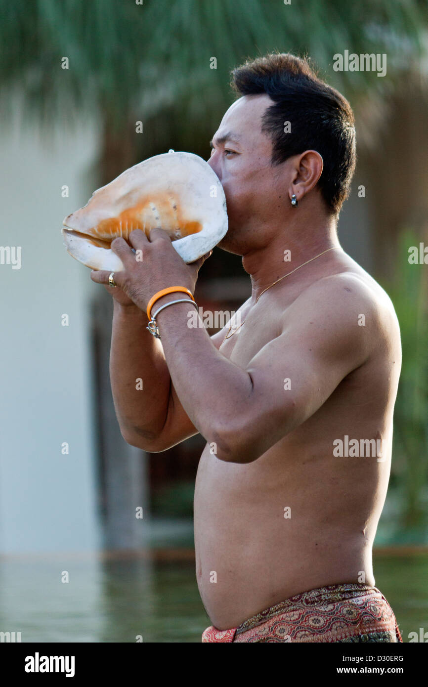 Man spielt Muschelschale in der Feuer-Tanz-Show im Marriott Hotel Phuket Stockfoto