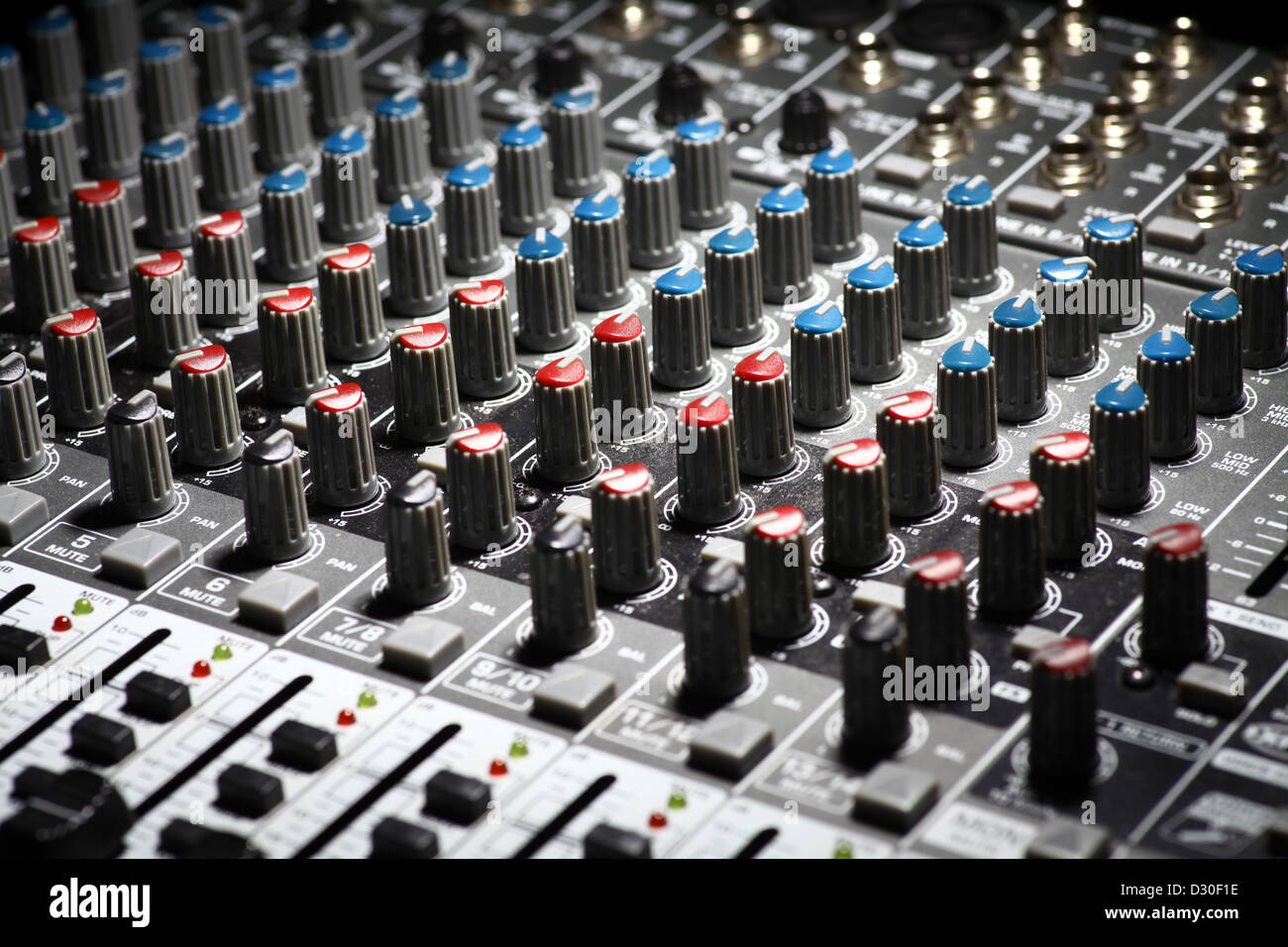 Detail eines Musik-Mixer-Desk mit verschiedenen Knöpfen Stockfoto