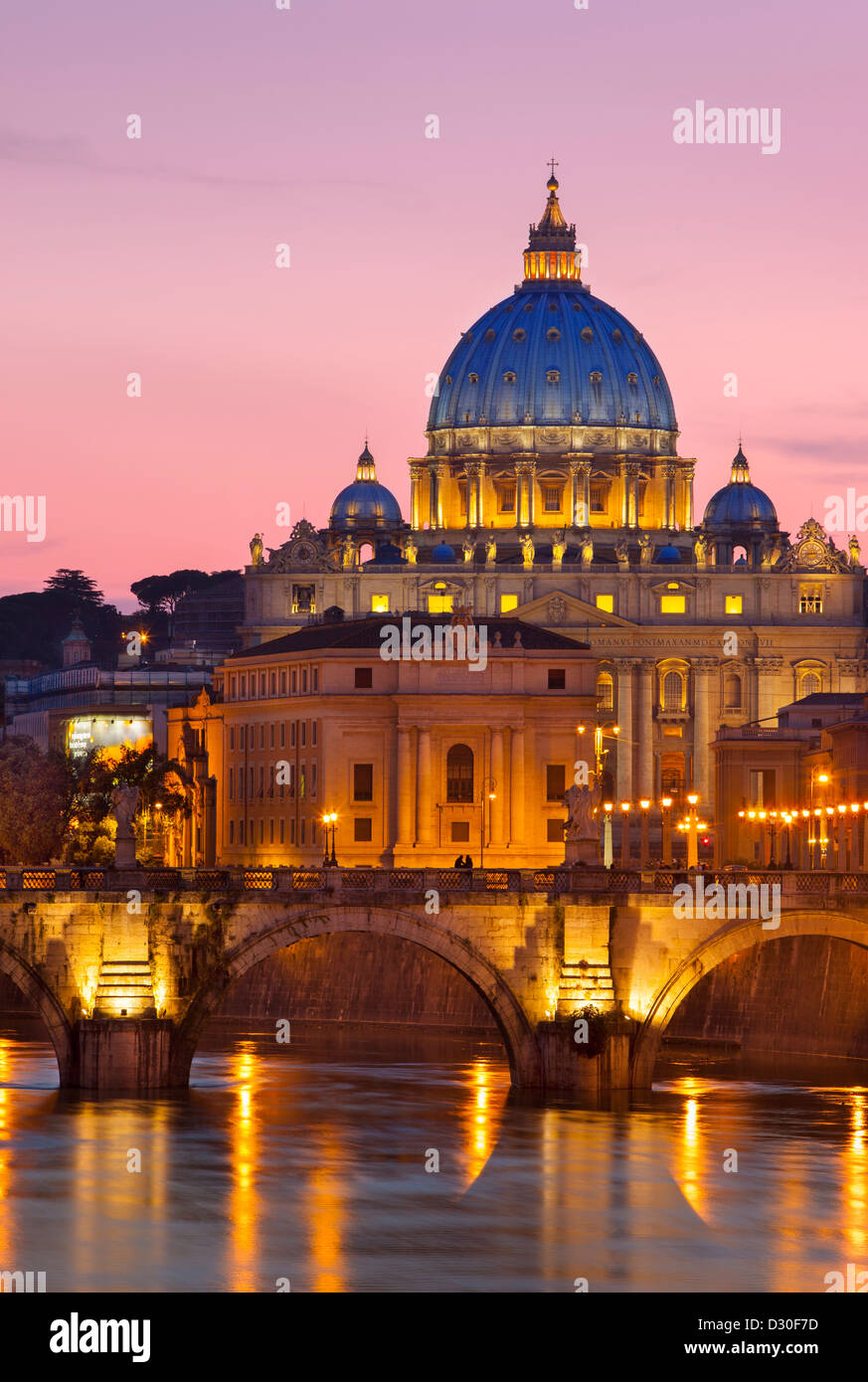 Flusses Tiber, Ponte Sant Angelo und St. Peter Basilika in der Abenddämmerung, Lazio Rom Italien Stockfoto