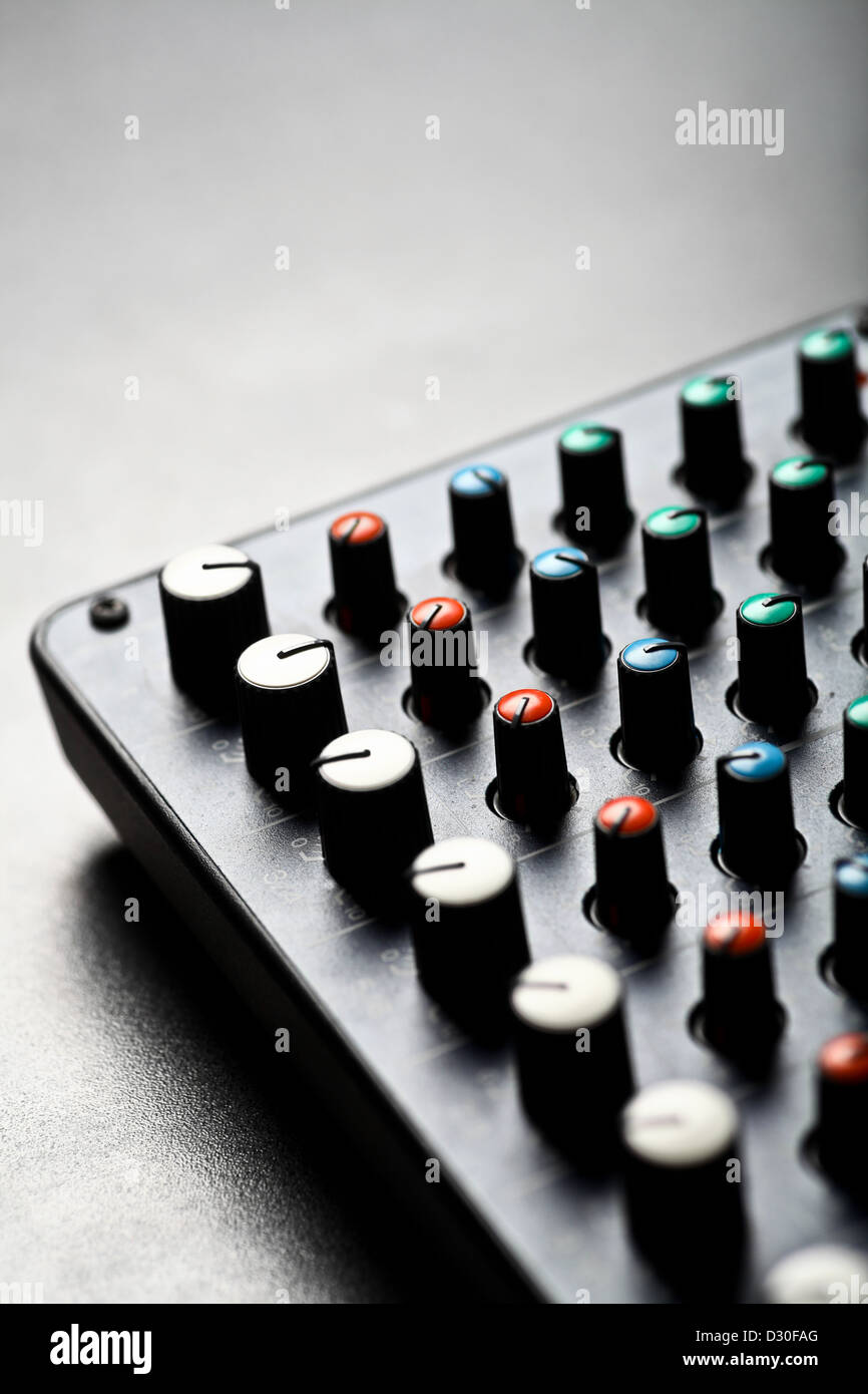 Detail eines Musik-Mixer-Desk mit verschiedenen Knöpfen Stockfoto