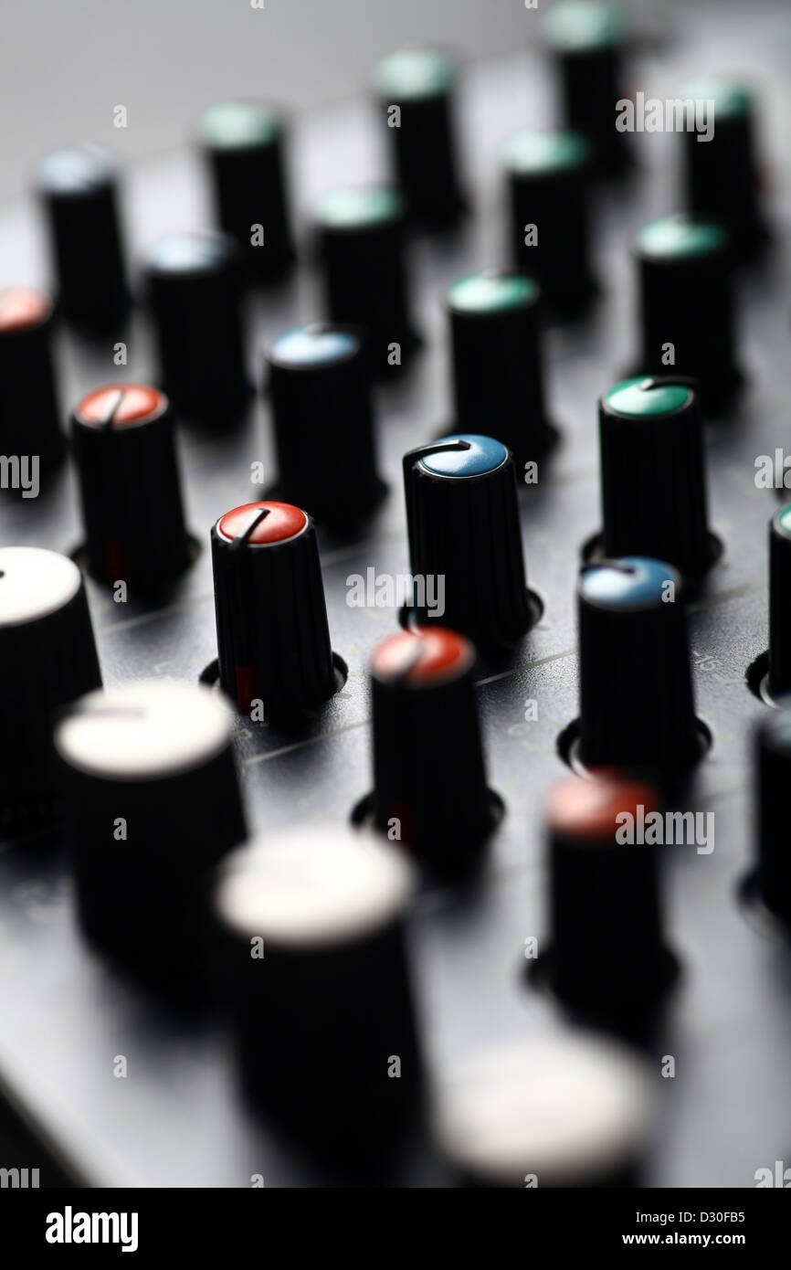 Detail eines Musik-Mixer-Desk mit verschiedenen Knöpfen Stockfoto