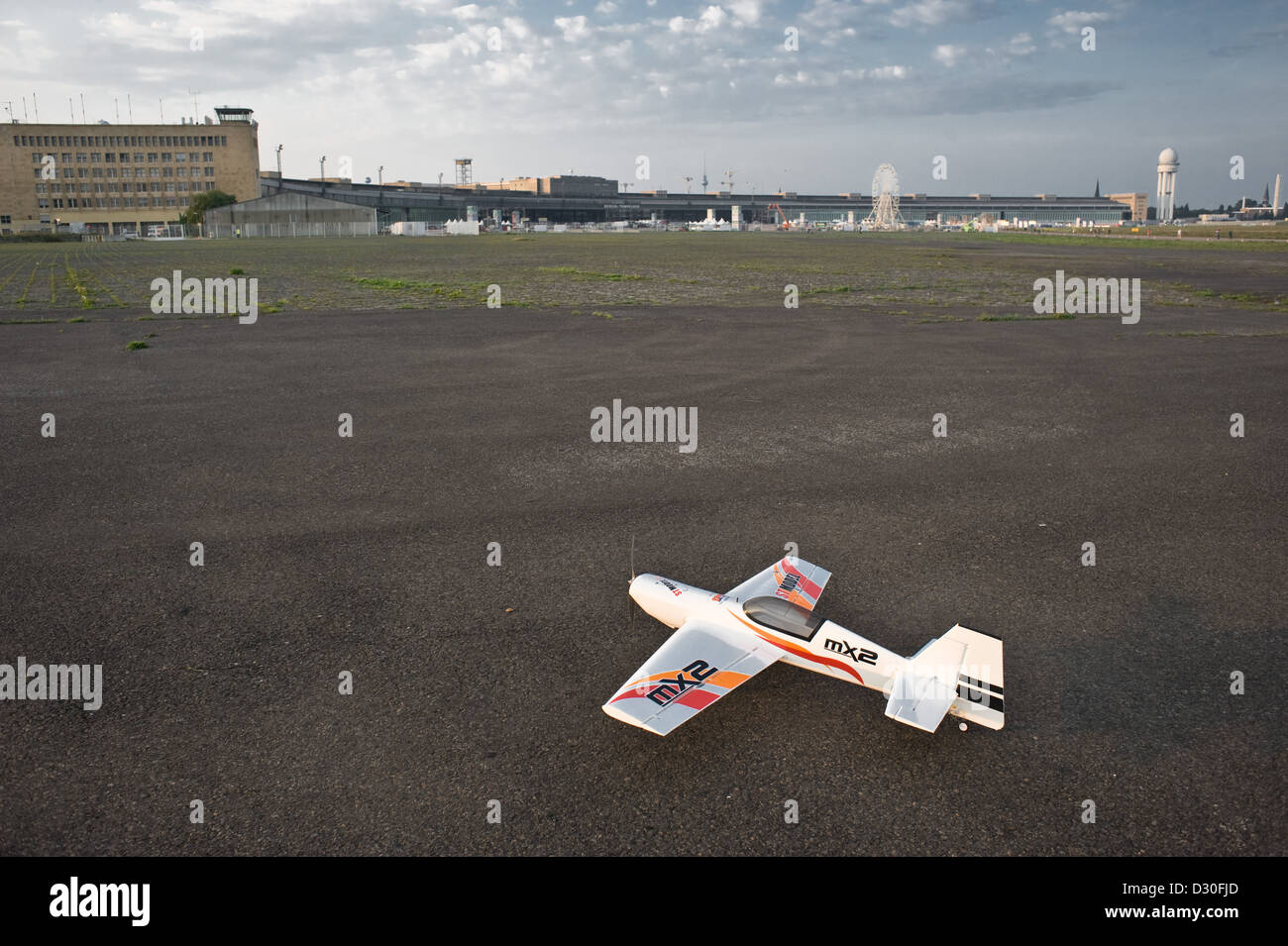 Miniatur-Flugzeug auf dem Rollfeld des ehemaligen Flughafens Tempelhof in Berlin Stockfoto