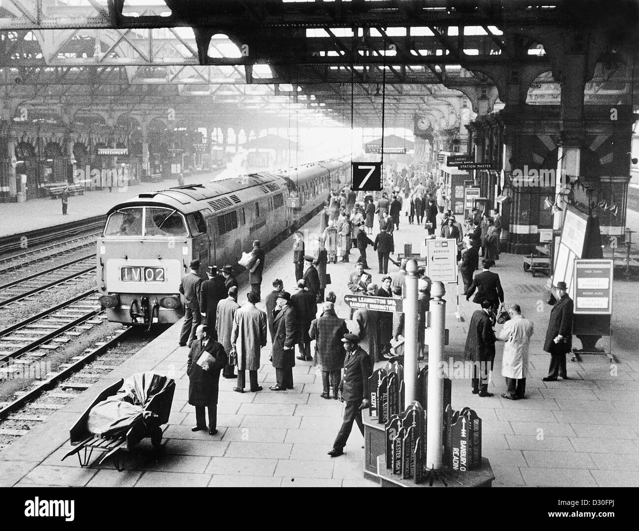 Bahnhof Birmingham Snow Hill 1967. Großbritannien Bahnhofsplattform des Vereinigten Königreichs stark frequentierten Passagiere die British 60s Railways Stockfoto