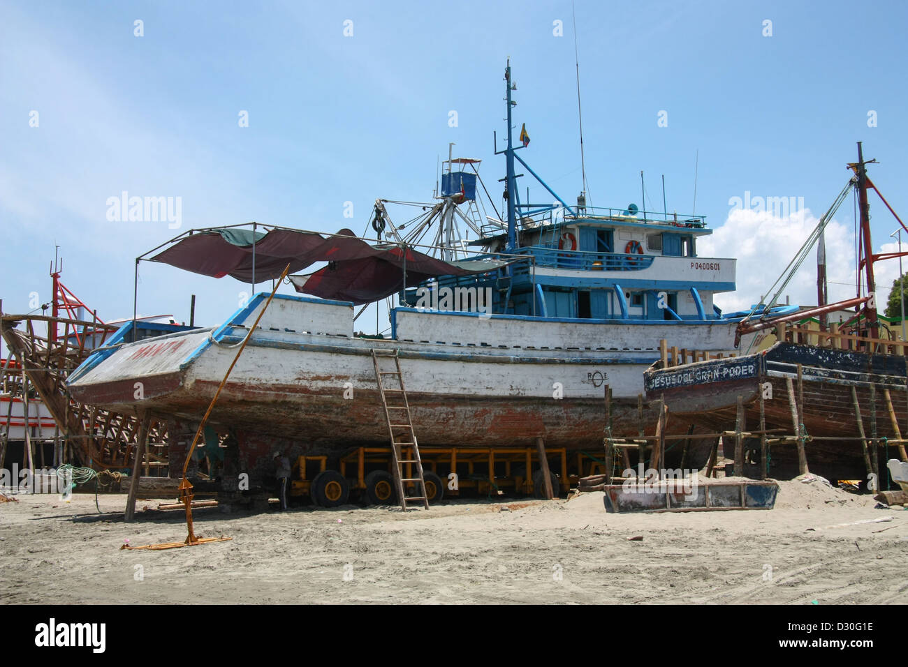 Hölzerne Schiffe im Bau an einem Strand in Ecuador. Stockfoto