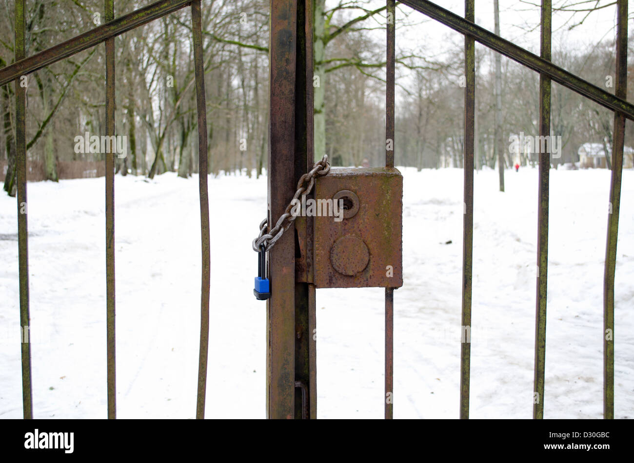Nahaufnahme der Kette und Schloss Retro-Park, rostigen Stahl Tor im Winter geschlossen. Stockfoto