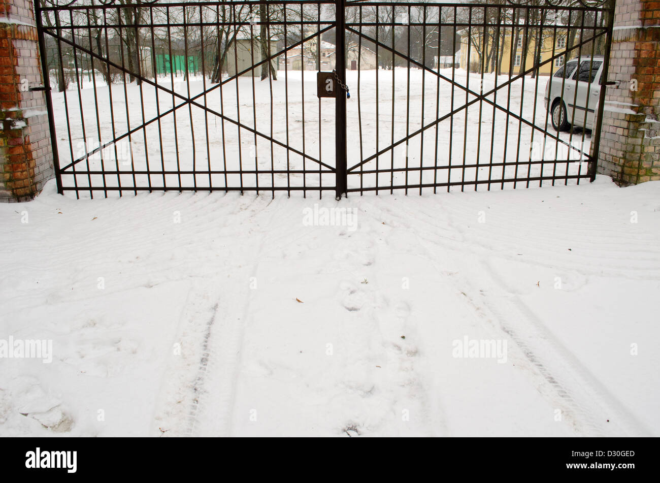 geschlossenen Park, Retro-Stahl Tor im Winter gesperrt. Stockfoto