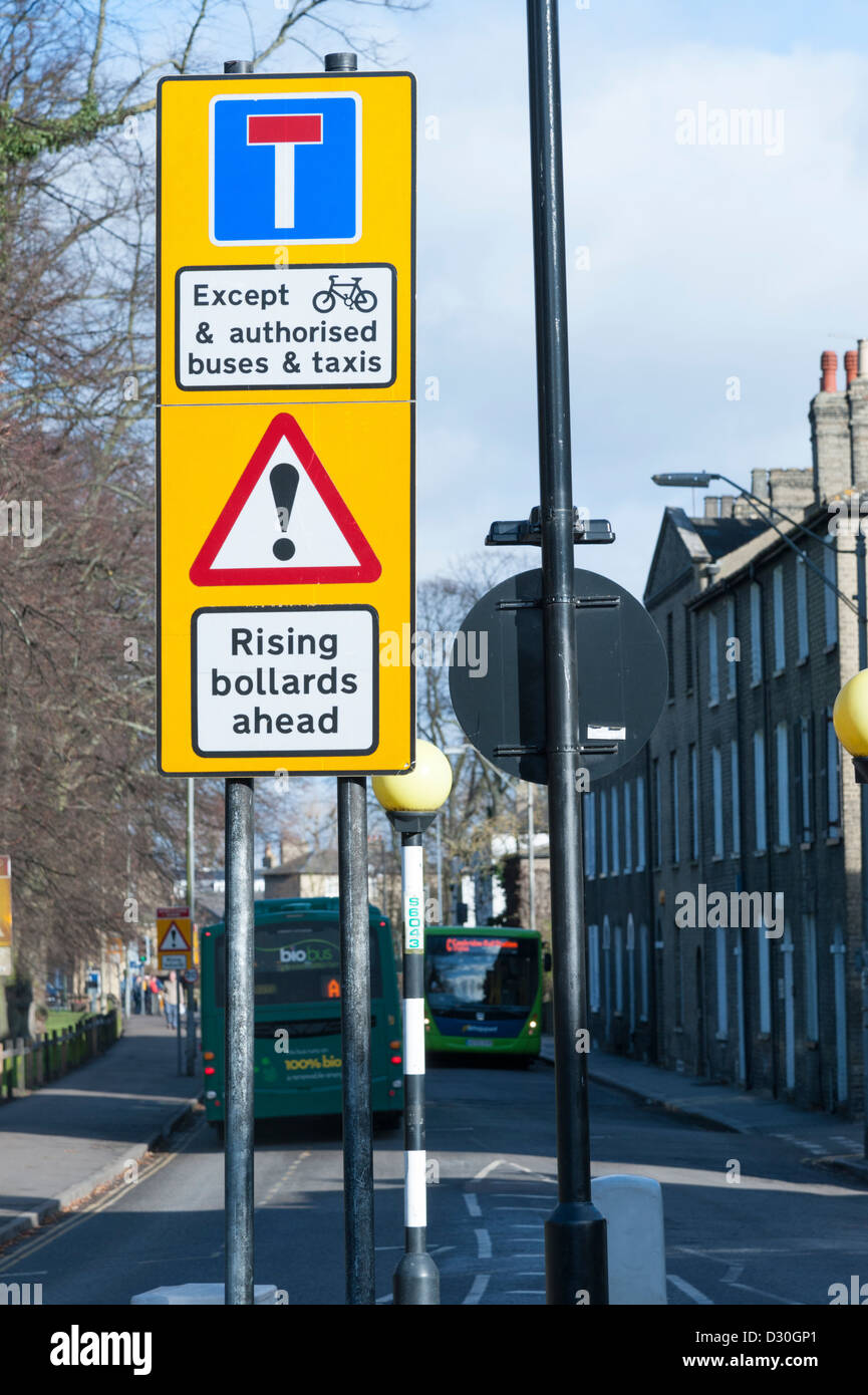 Warnzeichen für die steigenden Poller Traffic Control bei Emmanuel Straße Cambridge UK Stockfoto