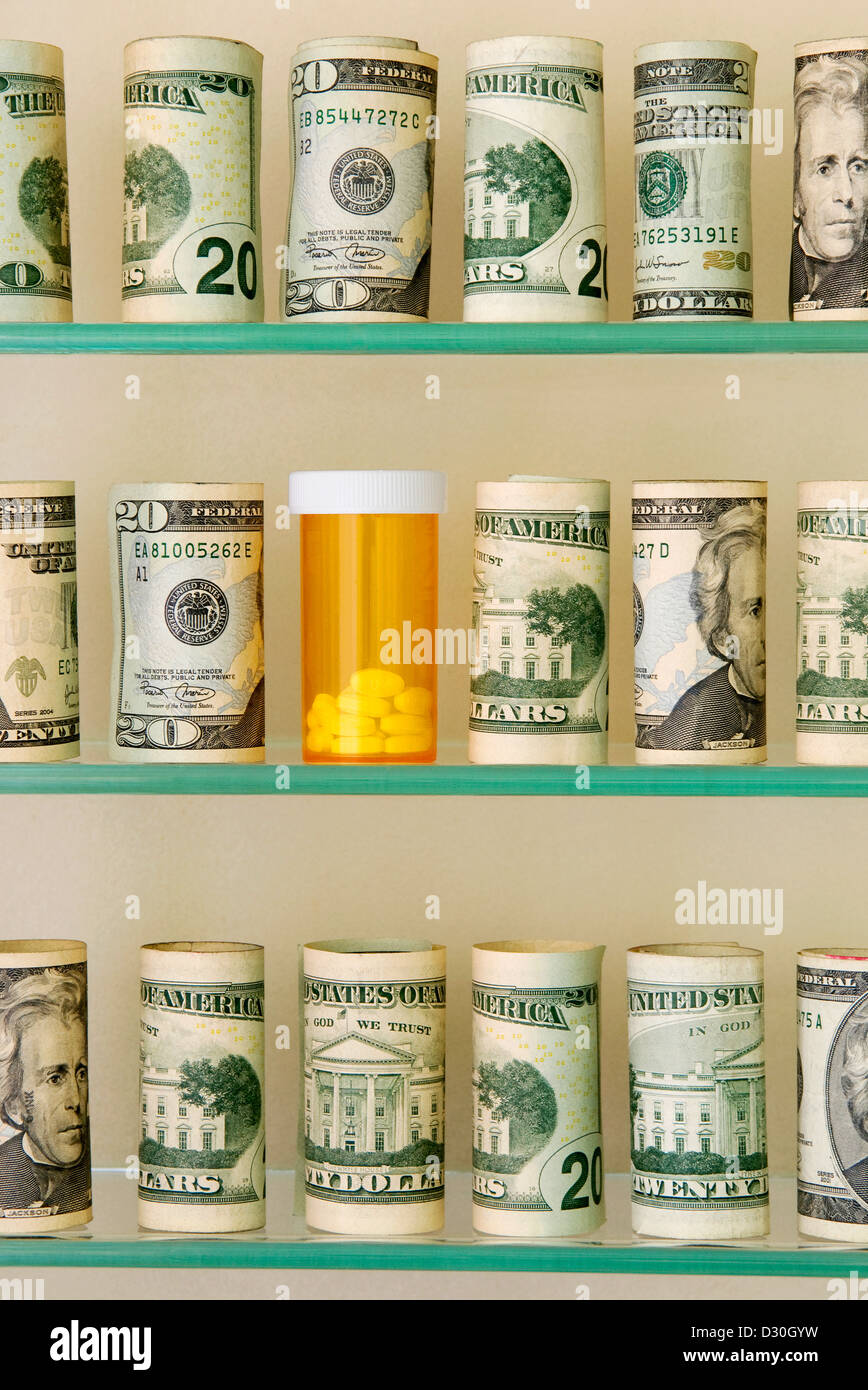 Eine Hausapotheke gefüllt mit $20 Rechnungen aufgerollt Stockfotografie -  Alamy