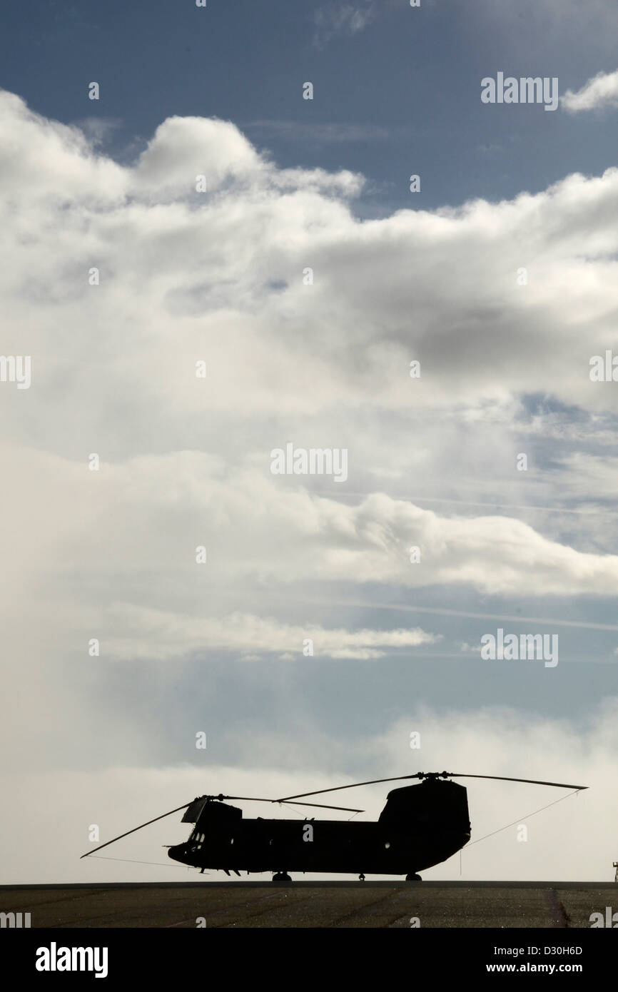 Silhouette der Militärhubschrauber Transportfahrzeuge Stockfoto