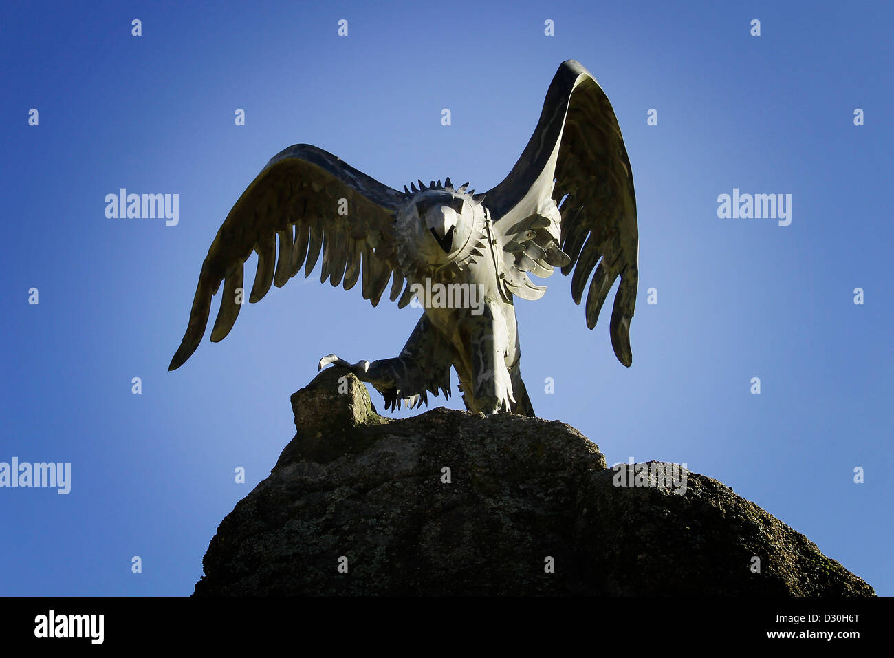 Metall Adler über einen blauen Himmel Stockfoto