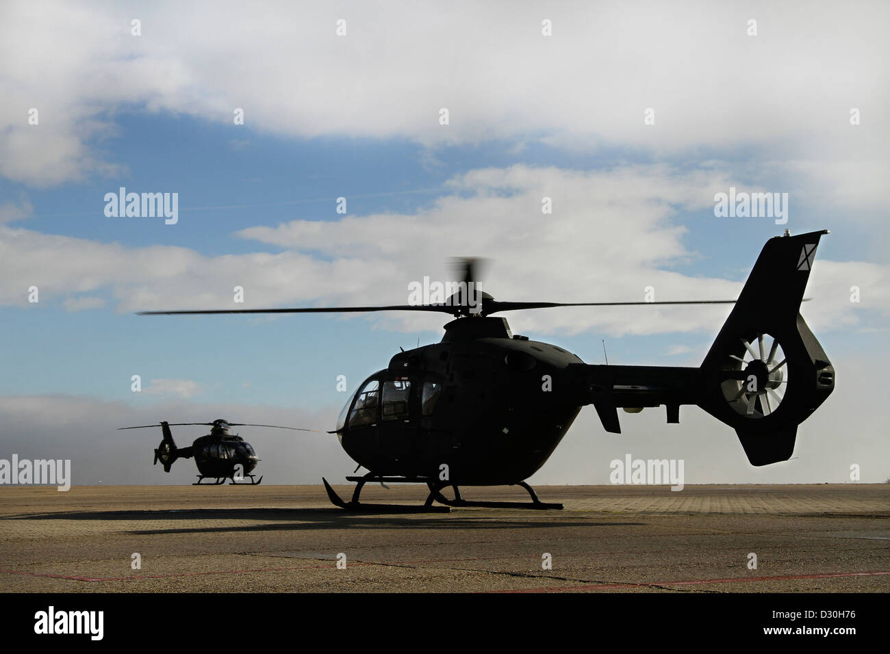 Silhouette von zwei Militärhubschrauber Stockfoto